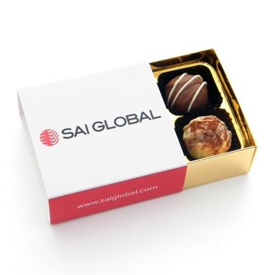 Caixa de chocolates SAI GLOBAL com duas peças em embalagem branca vermelha e dourada