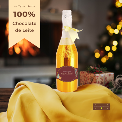 Garrafas douradas de chocolate de leite com etiqueta castanha sobre tecido amarelo