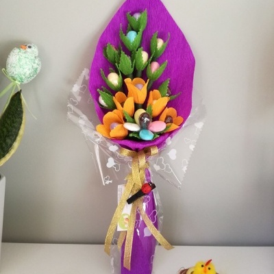 Bouquet artificial colorido com flores de feltro e decoração primavera