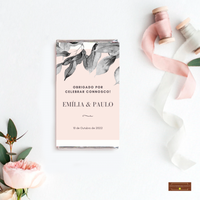 Barra de chocolate embrulhada com design floral cinza e rosa, fitas de tecido e flor rosa