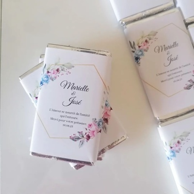 Pacotes de chocolates embrulhados com papel decorado e texto em francês