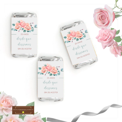 Barras de chocolate com embalagem branca e flores rosa