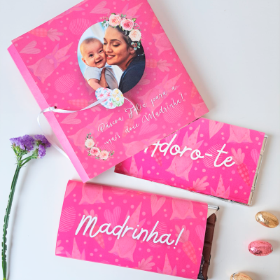 Conjunto de presente rosa com cartão personalizado, foto de mulher e bebé, dois chocolates rosa com textos e ovos decorativos