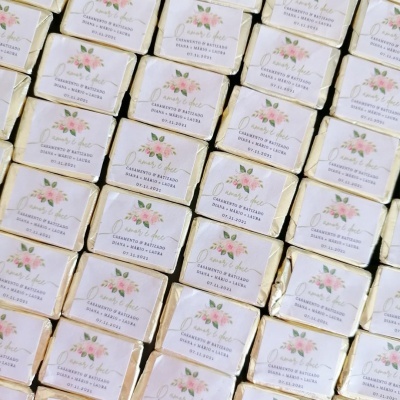 Lembranças de um Batizado com um Casamento surpresa! Doces embalados individualmente com etiquetas de casamento e batizado em papel dourado