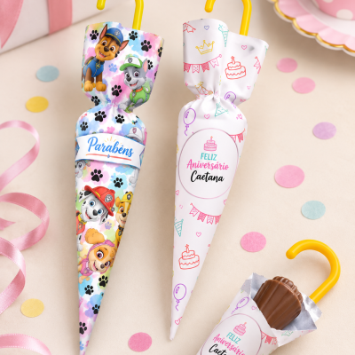 Três chocolates em forma de guarda-chuva embalados para festa infantil com desenhos de cães e motivos de aniversário.