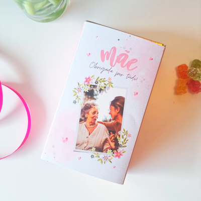 Caixa decorativa com texto e foto de mãe e filha, flores e pequenos corações