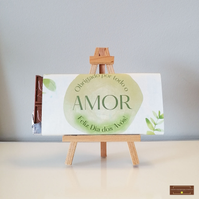 Barra de chocolate embrulhada com mensagem de Feliz Dia dos Avós num mini cavalete