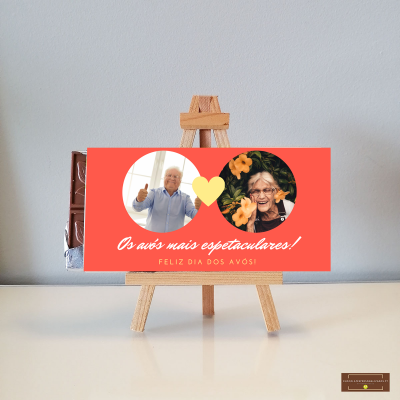 Cartão de Dia dos Avós com fotos de idosos e caixa de chocolate