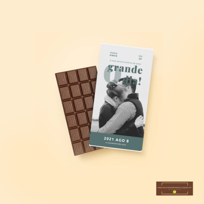 Barra de chocolate com embalagem personalizada de casamento, fotografia de casal e texto em português.