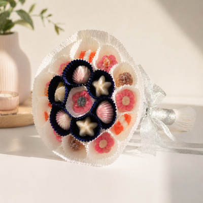 Raminho decorativo de doces em papel branco e azul com fita prateada