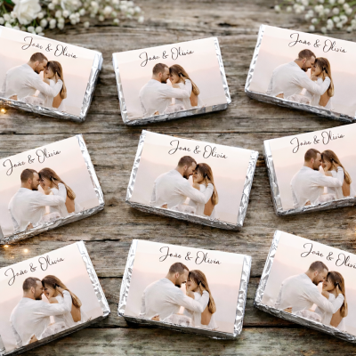 Chocolates embalados com rótulo personalizado com foto de casal e texto João & Olivia