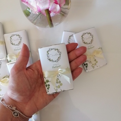 Lembranças de Batismo Personalizadas: Um Miminho Doce para um Dia Cheio de Luz caixa branca decorada com fita branca e texto relacionado a batizado