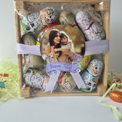 Caixa&#x20;de&#x20;Chocolates&#x20;Personalizada&#x20;para&#x20;P&#x00E1;scoa&#x20;&#x2013;&#x20;Com&#x20;Foto&#x20;dos&#x20;Padrinhos&#x20;ou&#x20;Madrinhas