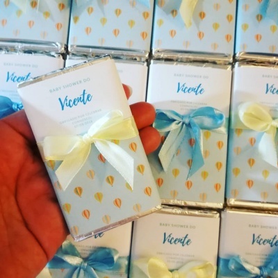 Barras de chocolate embrulhadas para baby shower com fitas amarelas e azuis
