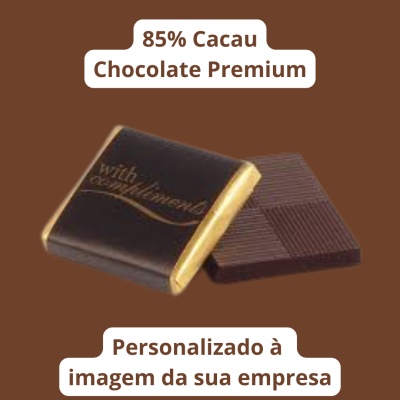 Quadrados de chocolate com embalagem preta e dourada em fundo castanho com texto sobre cacau e personalização