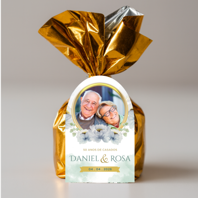 Pacote dourado e prateado com etiqueta de aniversário de 50 anos de casamento