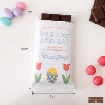 Barra de chocolate com embalagem temática de Páscoa e decoração floral colorida
