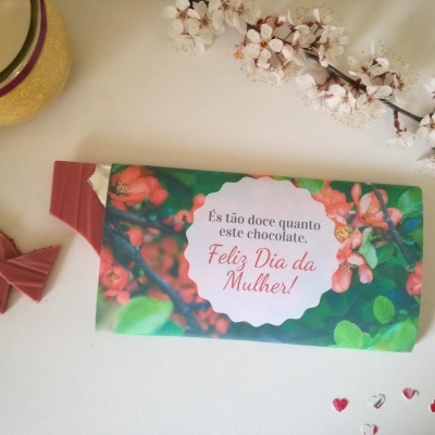 Embalagem de chocolate com texto em português e padrão floral colorido