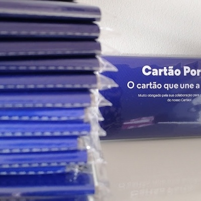 Cartão Porto azul com texto em branco numa superfície clara