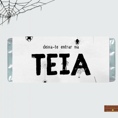 Barra de chocolate embrulhada com design de teias de aranha e texto em português.