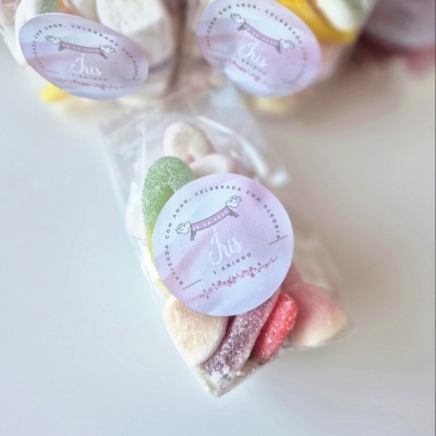 Pacote de balas de goma coloridas com etiqueta rosa