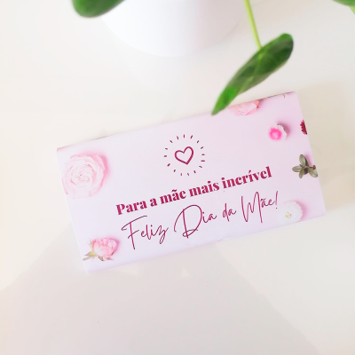 Embalagem rosa clara com texto para o Dia da Mãe e decoração de flores