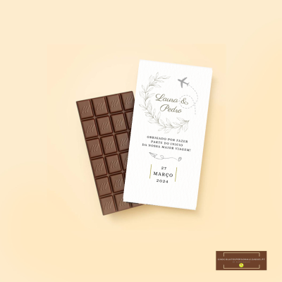 Chocolate em barra com embalagem branca decorada com texto e desenhos