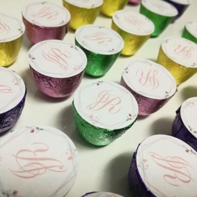 Bombons&#x20;de&#x20;Chocolate&#x20;com&#x20;r&#x00F3;tulo&#x20;personalizado&#x20;para&#x20;o&#x20;seu&#x20;casamento