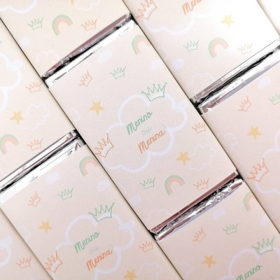 Menino ou Menina? Lembranças de um delicioso Chá de Bebé Embalaens retangulares com padrão pastel e texto 'Menino ou Menina'