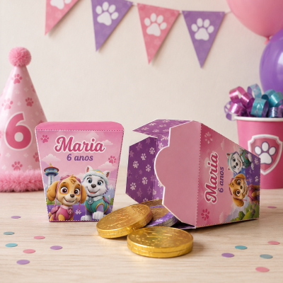 Caixas de papel cor-de-rosa e lilás para festa infantil com personagens de cães e texto Maria 6 anos