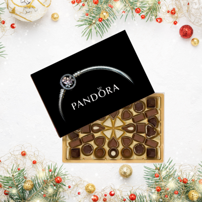 Caixa de chocolates Pandora com tampa preta e decoração de Natal