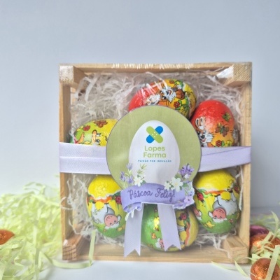 Caixa de ovos de chocolate coloridos com decoração de Páscoa