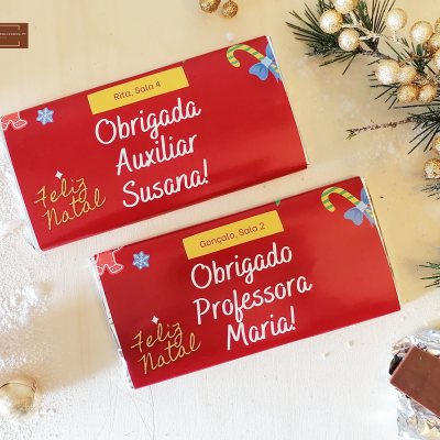 Duas barras de chocolate com mensagem de agradecimento personalizadas em embalagem vermelha com decoração natalícia