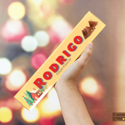 Barra de chocolate RODRIGO edição especial na mão com fundo desfocado