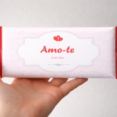 Barra de chocolate branco com embalagem decorativa vermelha e branca com texto Amo-te