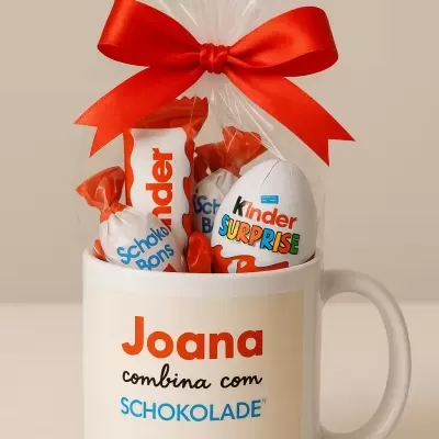 Caneca branca personalizada com chocolates Kinder e laço vermelho