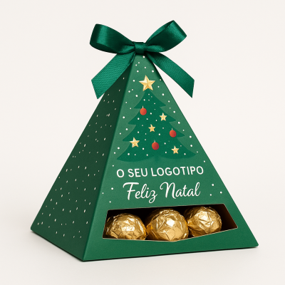 Embalagem verde em forma de pirâmide decorada com temas natalícios e três bombons dourados visíveis na parte inferior