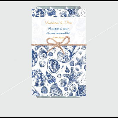 Convite de casamento com design de conchas em azul e branco e texto dourado com cordão de sisal