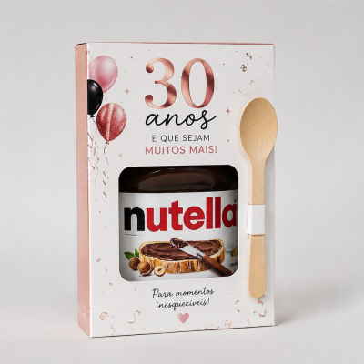 Embalagem comemorativa de 30 anos de Nutella com colher de madeira e balões decorativos.
