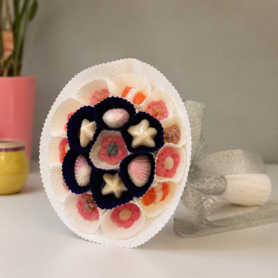 Bouquet&#x20;de&#x20;Gomas&#x20;Elegante&#x20;em&#x20;Azul&#x20;e&#x20;Branco&#x20;com&#x20;La&#x00E7;o&#x20;Prateado