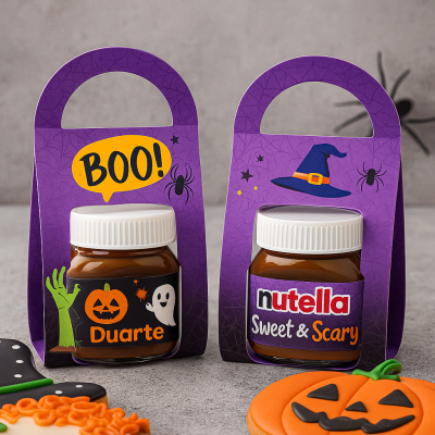 Dois frascos pequenos com etiquetas temáticas de Halloween em suportes roxos com aranhas