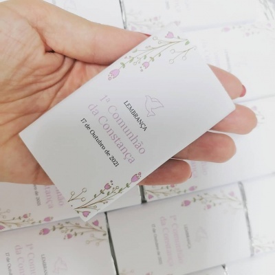 Os chocolates da 1ª Comunhão da Constança Marcador de livros branco com flores e texto para 1ª Comunhão da Constança
