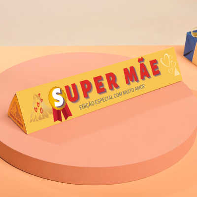 Embalagem triangular amarela com texto e corações sobre base rosa