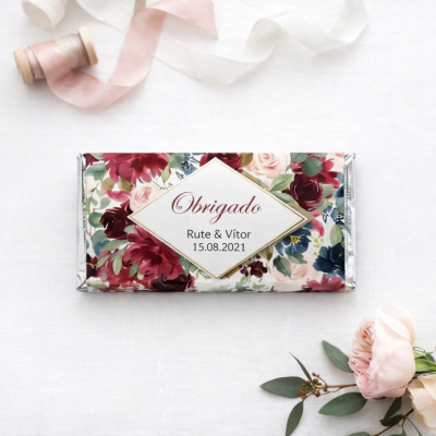 Barra de chocolate com embrulho decorado floral e etiqueta de agradecimento em português