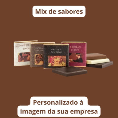 Conjunto de quatro mini barras de chocolate em quatro embalagens distintas com diferentes percentagens e tipos, sobre fundo castanho.