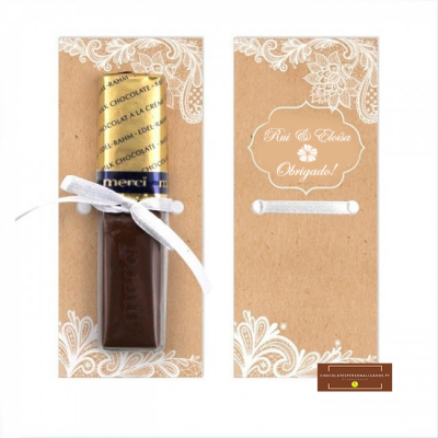 Embalagem castanha decorada com barra de chocolate Merci e texto personalizado