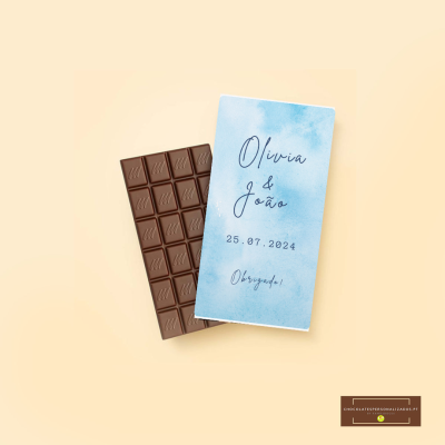 Barra de chocolate com embalagem azul personalizada com nomes e data