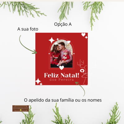 Cartão de Natal vermelho com foto de família e texto 'Feliz Natal! dos Pereira' decorado