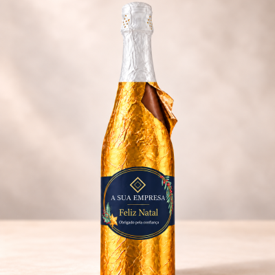 Garrafa de champanhe com embrulho dourado e rótulo azul de Natal