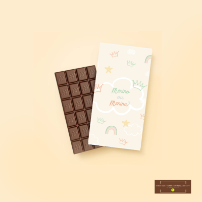 Barra de chocolate com embalagem decorada e texto 'Menino ou Menina'